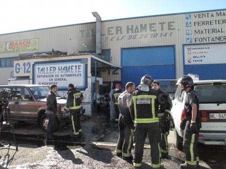 Un incendio en un taller mecánico del Polígono El Sepes provocó ayer momentos de pánico y...